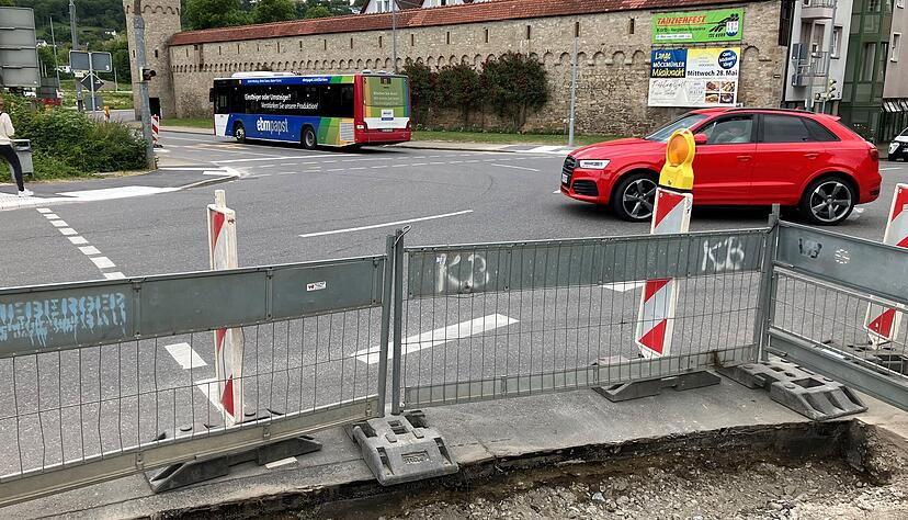 Die Kreuzung an der Jagstbr&uuml;cke in M&ouml;ckm&uuml;hl ist durch den Umbau stark beeintr&auml;chtigt. Durch den wichtigsten Knotenpunkt flie&szlig;t der Verkehr noch langsamer als sonst.
