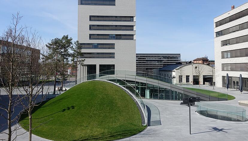 Der falsche Tag f&uuml;r eine Mensa-Er&ouml;ffnung: Die Sonne scheint zwar, doch der Campus wirkt angesichts der Corona-Krise wie ausgestorben.