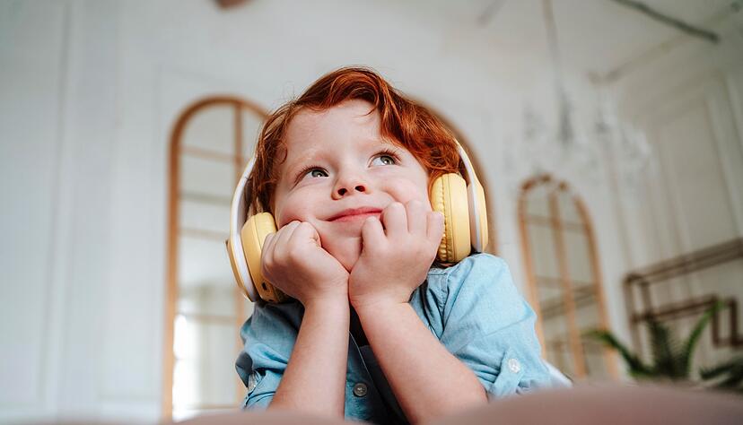 Kopfhörer für Kinder unterscheiden sich von Modellen für Erwachsene, insbesondere durch die Größe der Bügel und die Passform. Kopfhörer für Kinder unterscheiden sich von Modellen für Erwachsene, insbesondere durch die Größe der Bügel und die Passform.