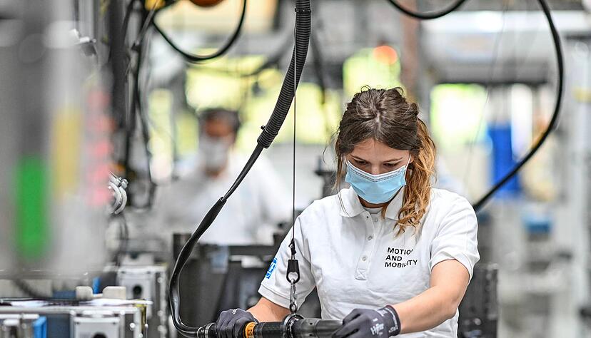 Gro&szlig;e wie kleine Automobilzulieferer (im Bild ZF Friedrichshafen) m&uuml;ssen sich auf neue Produkte und neue Lieferketten einstellen.
Foto: dpa