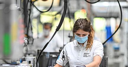 Gro&szlig;e wie kleine Automobilzulieferer (im Bild ZF Friedrichshafen) m&uuml;ssen sich auf neue Produkte und neue Lieferketten einstellen.
Foto: dpa