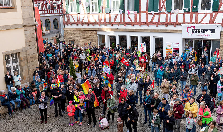 Teilnehmer an der Kundgebung in Brackenheim haben Plakate und Fahnen mitgebracht.