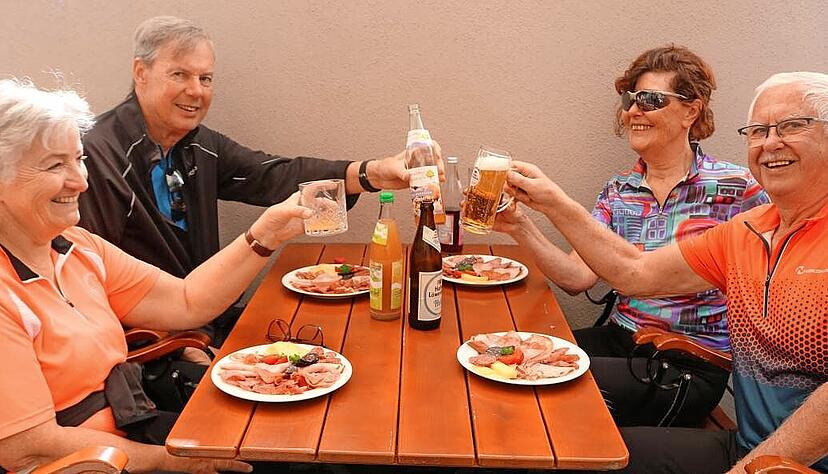 Da kommt Freude auf: In der Markthalle in Schwäbisch Hall gefällt es Brigitte und Wolfgang Hahn aus Güglingen (links) sowie Ingeborg und Frank Förster aus Leingarten ganz prima. Kein Wunder: Auf dem Tisch stehen Teller mit Schwarzwurst, Coppa und Schwarzkümmelkäse - alles Spezialitäten der Bäuerlichen Erzeugergemeinschaft Schwäbisch Hall und der Dorfkäserei Geifertshofen.