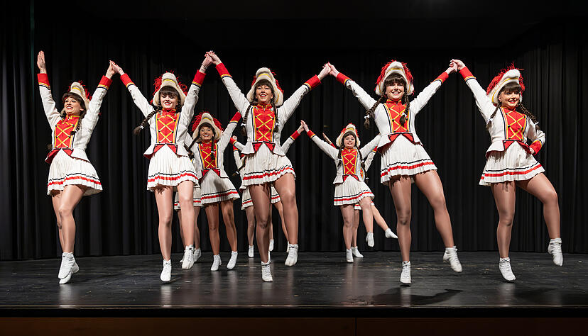 Die Prinzengarde des Talheimer Carnevalsvereins tanzte für ihren Ehrenritter und scheidenden Bürgermeister Rainer Gräßle. Die Prinzengarde des Talheimer Carnevalsvereins tanzte für ihren Ehrenritter und scheidenden Bürgermeister Rainer Gräßle.