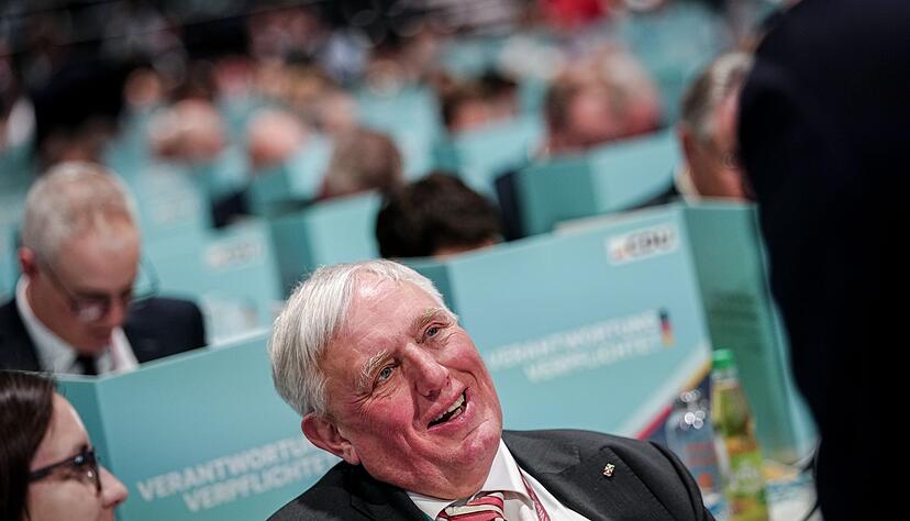 Das beste Ergebnis als Vize von Parteichef Friedrich Merz bekam in Stuttgart der nordrhein-westfälische Sozialminister Karl-Josef Laumann mit 769 Stimmen. Das beste Ergebnis als Vize von Parteichef Friedrich Merz bekam in Stuttgart der nordrhein-westfälische Sozialminister Karl-Josef Laumann mit 769 Stimmen.