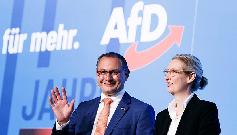 Der AfD-Chef Tino Chrupalla war während der Wahlkampf-Veranstaltung in Ingolstadt ins Krankenhaus eingeliefert worden – was genau passiert ist, ist aber zunächst unklar. Der AfD-Chef Tino Chrupalla war während der Wahlkampf-Veranstaltung in Ingolstadt ins Krankenhaus eingeliefert worden – was genau passiert ist, ist aber zunächst unklar.