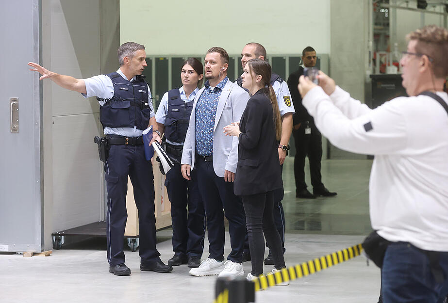 Zu Besuch ist bei der Firma Würth  in Künzelsau nicht nur Kanzler Scholz. Zu Besuch ist bei der Firma Würth  in Künzelsau nicht nur Kanzler Scholz.