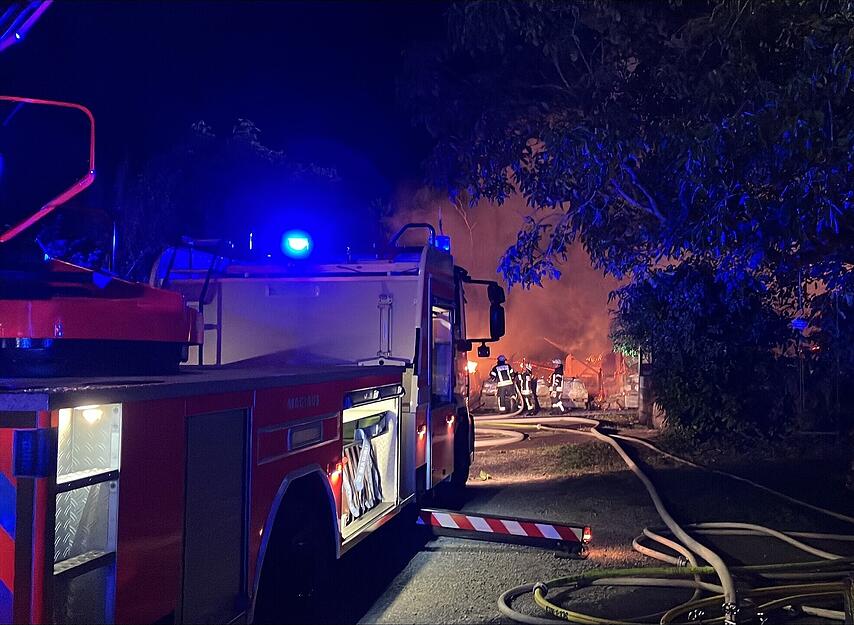 Die Feuerwehr kann drei Pferde retten. Die Feuerwehr kann drei Pferde retten.