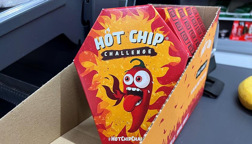 Mehrerer Packungen der &laquo;Hot Chip Challenge&raquo; liegen bei einem Sp&auml;ti neben der Kasse.