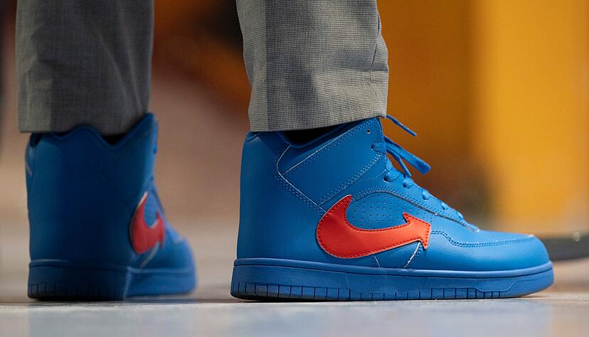 Ein Teilnehmer trägt auf dem AfD-Bundesparteitag Schuhe mit dem Logo der AfD. In Riesa hat die AfD ihr Wahlprogramm beschlossen.