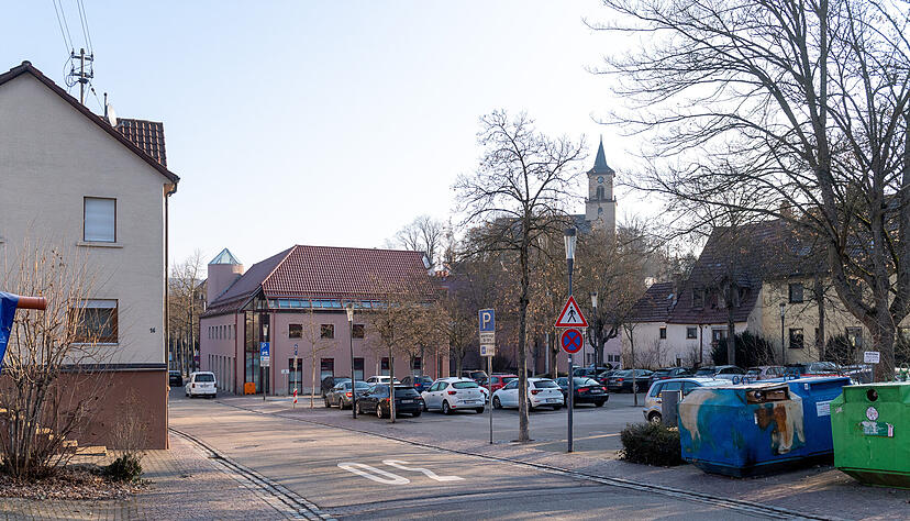 Damit auf dem Fleiner Rathausparkplatz eine Mediathek und Wohnungen gebaut werden k&ouml;nnen, m&uuml;ssen fast alle B&auml;ume weichen. Das Bundesnaturschutzgesetz erlaubt das F&auml;llen nur bis Ende Februar.