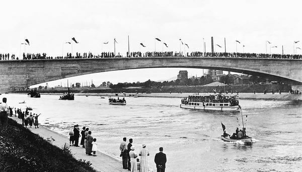 Zusammengestellt von Archiv und Dokumentation der Heilbronner Stimme 

1935 wird der 2300 Meter lange Heilbronner Kanalhafen als letztes Teilstück des 113 Kilometer langen Neckarkanals Heilbronn-Mannheim eiingeweiht. Damit endet die Ära der Kettenschiffschleppfahrt. Schraubenboote mit Dampf-und Dieselmotoren übernehmen deren Transportaufgaben.