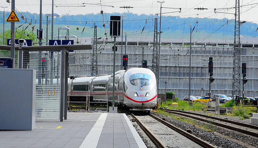 Der ICE fährt im nächsten Jahr wohl nur durch den Heilbronner Hauptbahnhof. Anhalten ist nicht vorgesehen. Foto: Archiv/Gleichauf