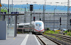 Der ICE fährt im nächsten Jahr wohl nur durch den Heilbronner Hauptbahnhof. Anhalten ist nicht vorgesehen. Foto: Gleichauf Der ICE fährt im nächsten Jahr wohl nur durch den Heilbronner Hauptbahnhof. Anhalten ist nicht vorgesehen. Foto: Gleichauf