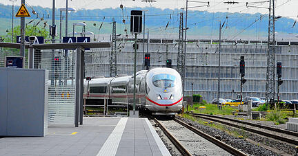 Der ICE fährt im nächsten Jahr wohl nur durch den Heilbronner Hauptbahnhof. Anhalten ist nicht vorgesehen. Foto: Gleichauf Der ICE fährt im nächsten Jahr wohl nur durch den Heilbronner Hauptbahnhof. Anhalten ist nicht vorgesehen. Foto: Gleichauf