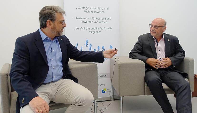 Professor Ralf Dillerup (links) und Risikomanager Bernd Wanke aus Niedernhall machen sich bereit f&uuml;r die Live-&Uuml;bertragung.
Foto: Christian Gleichauf