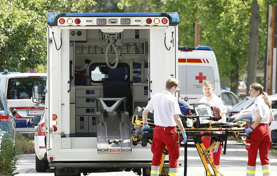 Sanitäter bereiten sich in der Nähe des Tatorts auf den Einsatz vor. Sanitäter bereiten sich in der Nähe des Tatorts auf den Einsatz vor.