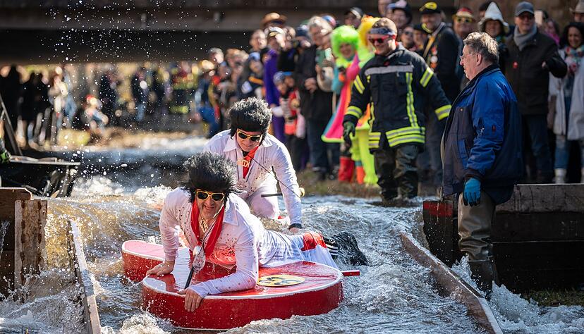 Tausende Zuschauer säumen die Da-Bach-na-Fahrt. Tausende Zuschauer säumen die Da-Bach-na-Fahrt.