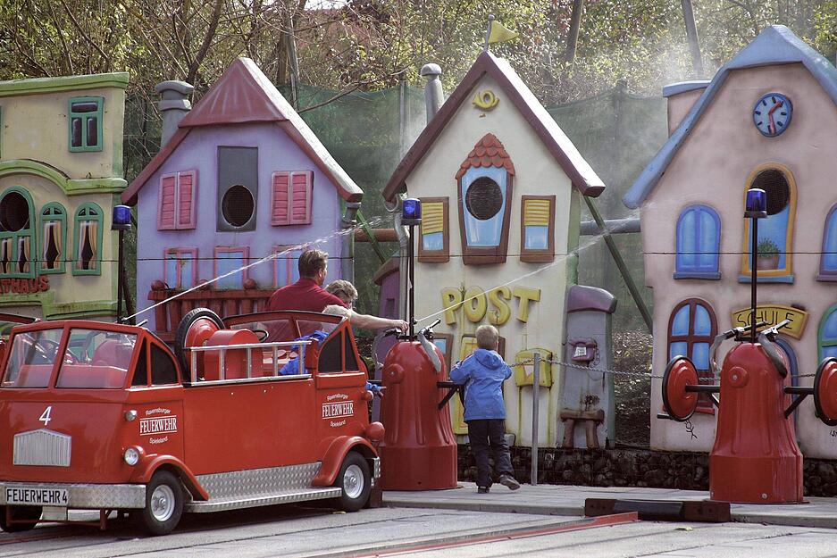Kinder spielen gerne Feuerwehr im Ravensburger Spieleland in Meckenbeuren (Bodenseekreis). Einige der über 70 Attraktionen sind den bekannten Ravensburger Spielen nachempfunden.