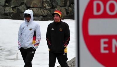 Georg Hettich (l) spaziert mit Johannes Rydzek über das Gelände in Whistler.