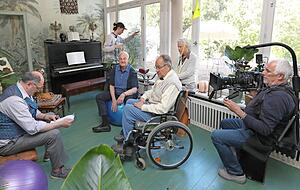 Mittwochnachmittag, achter Drehtag in der Villa Fuchs mit Jürgen Haug (links), Christian Pätzold, Hartmut Volle und Willem Menne auf dem Fenstersims.
Fotos: Andreas Veigel