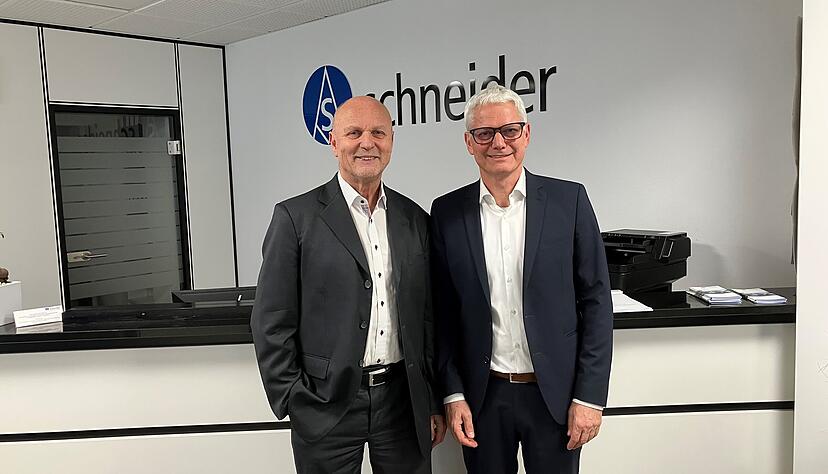 Der langj&auml;hrige Gesch&auml;ftsf&uuml;hrer Rolf Kummer (rechts) verl&auml;sst AS Schneider. F&uuml;r den &Uuml;bergang &uuml;bernimmt Beiratsmitglied Franz Joachim Trasser die Leitung des Nordheimer Armaturenherstellers.