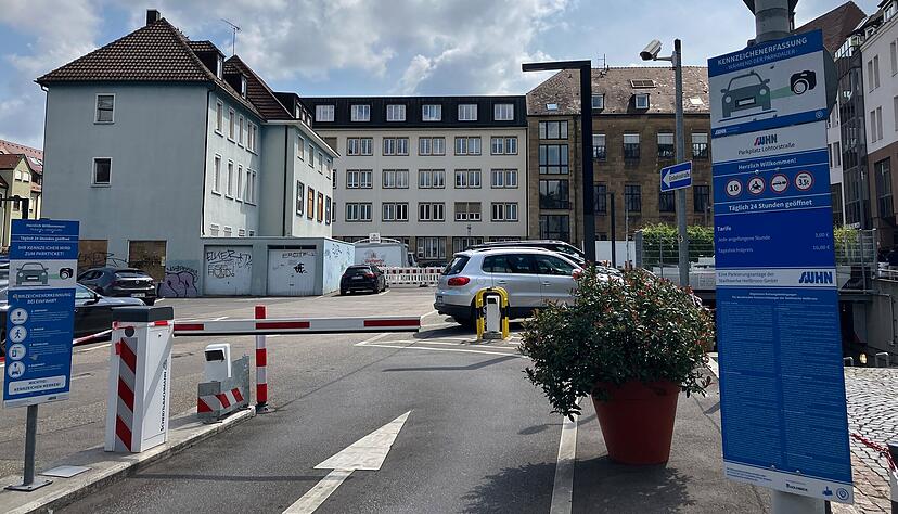 Der Parkplatz neben Rathaus und K&auml;thchenhof wird von den Stadtwerken Heilbronn betrieben.