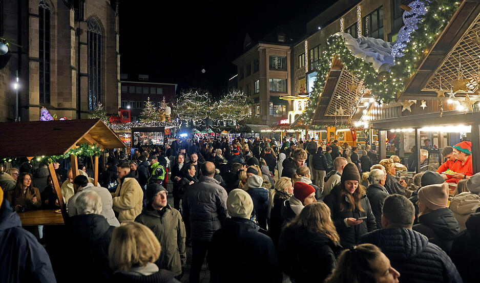 Etliche Besucher zieht es am Samstag des ersten Adventswochenendes auf den Heilbronner Weihnachtsmarkt.
