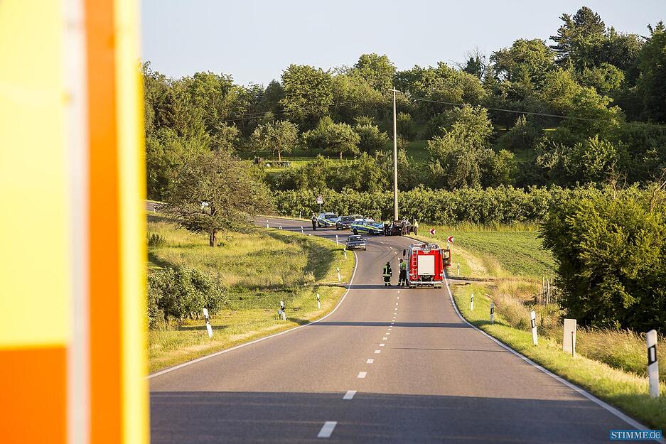 Schwerer Folgeunfall auf der B27 bei Kirchheim am Neckar. Gegen 19:13 ereignete sich auf der B27 ein Auffahrunfall. Die Feuerwehr sowie der Rettungsdienst wurden zu diesem Unfall hinzugezogen. Ein Streifenwagen der mit Sondersignal zu diesem Einsatz fuhr, krachte ca 200m vor der Unfallstelle frontal mit einem PKW auf der Gegenfahrbahn zusammen.
Nach ersten Informationen wurden 5 Personen verletzt.
Beim Auffahrunfall wurde einer Person ins Karnkenhaus eingeliefert, eine weitere verletzte Person musste nicht ins KH eingeliefert werden.
Beim Frontalzusammenstoß des Streifenwagens, wurden beide Beamten verletzt ins KH eingeliefert. 1 Person des unfallbeteiligten kam ebenfalls in die Klinik. / Kirchheim am Neckar, Baden-Württemberg, Germany, Europa Fotograf: 7aktuell.de/Schmalz Schwerer Folgeunfall auf der B27 bei Kirchheim am Neckar. Gegen 19:13 ereignete sich auf der B27 ein Auffahrunfall. Die Feuerwehr sowie der Rettungsdienst wurden zu diesem Unfall hinzugezogen. Ein Streifenwagen der mit Sondersignal zu diesem Einsatz fuhr, krachte ca 200m vor der Unfallstelle frontal mit einem PKW auf der Gegenfahrbahn zusammen.
Nach ersten Informationen wurden 5 Personen verletzt.
Beim Auffahrunfall wurde einer Person ins Karnkenhaus eingeliefert, eine weitere verletzte Person musste nicht ins KH eingeliefert werden.
Beim Frontalzusammenstoß des Streifenwagens, wurden beide Beamten verletzt ins KH eingeliefert. 1 Person des unfallbeteiligten kam ebenfalls in die Klinik. / Kirchheim am Neckar, Baden-Württemberg, Germany, Europa Fotograf: 7aktuell.de/Schmalz