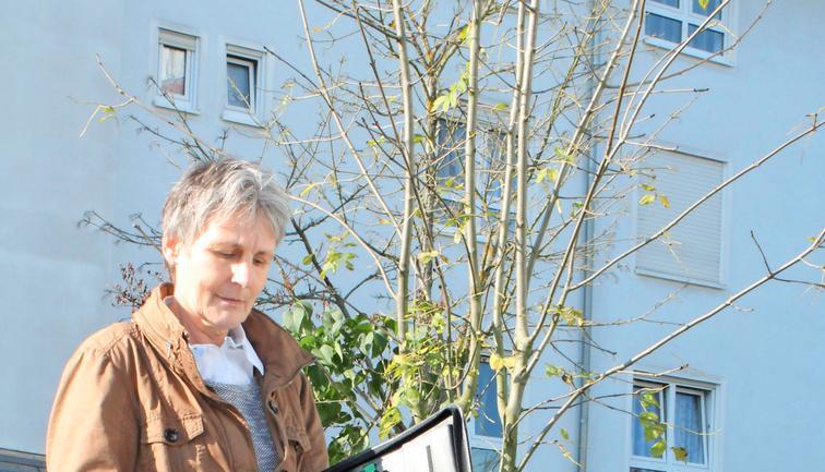 Petra Hammesfahr arbeitet als Gebäudesachverständige. Hier schätzt sie den Wert eines Stellplatzes, der zu einer Wohnung in Künzelsau Taläcker gehört.Foto: Renk