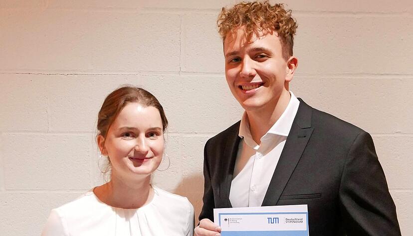 Annabell Höckmeier vom TUM-Studienstandort München und Henri Zalbertus, TUM Campus Heilbronn, beim Festakt in Bayern Ende Januar. Annabell Höckmeier vom TUM-Studienstandort München und Henri Zalbertus, TUM Campus Heilbronn, beim Festakt in Bayern Ende Januar.