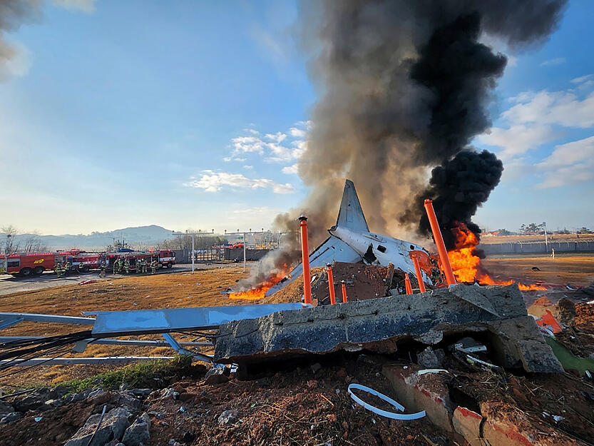 Dieses von der s&uuml;dkoreanischen Feuerwehrstation Muan zur Verf&uuml;gung gestellten Foto zeigt ein Passagierflugzeug in Flammen auf dem internationalen Flughafen Muan. Bei der Landung am internationalen Flughafen von Muan in S&uuml;dkorea ist ein Passagierflugzeug verungl&uuml;ckt.