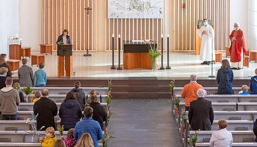 Familien dürfen zusammen sitzen, einzelne Gläubige halten Abstand zueinander: Familiengottesdienst in St. Augustinus am Palmsonntag in Heilbronn. Foto: Mario Berger Familien dürfen zusammen sitzen, einzelne Gläubige halten Abstand zueinander: Familiengottesdienst in St. Augustinus am Palmsonntag in Heilbronn. Foto: Mario Berger