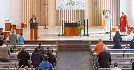 Familien dürfen zusammen sitzen, einzelne Gläubige halten Abstand zueinander: Familiengottesdienst in St. Augustinus am Palmsonntag in Heilbronn. ?
Foto: Mario Berger Familien dürfen zusammen sitzen, einzelne Gläubige halten Abstand zueinander: Familiengottesdienst in St. Augustinus am Palmsonntag in Heilbronn. ?
Foto: Mario Berger