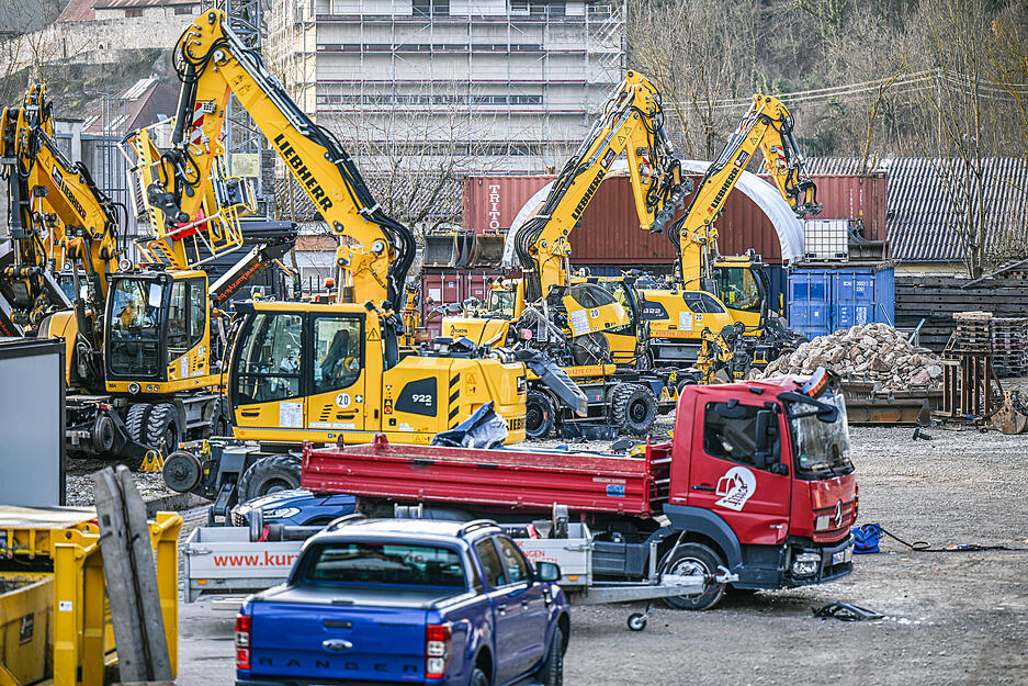 Ein zerstörter Lkw steht auf dem Firmengelände eines Bauunternehmers in Grünsfeld. Nach der zerstörerischen Baggerfahrt und tödlichen Polizeischüssen auf den Fahrer laufen die Ermittlungen zu dem Geschehen.