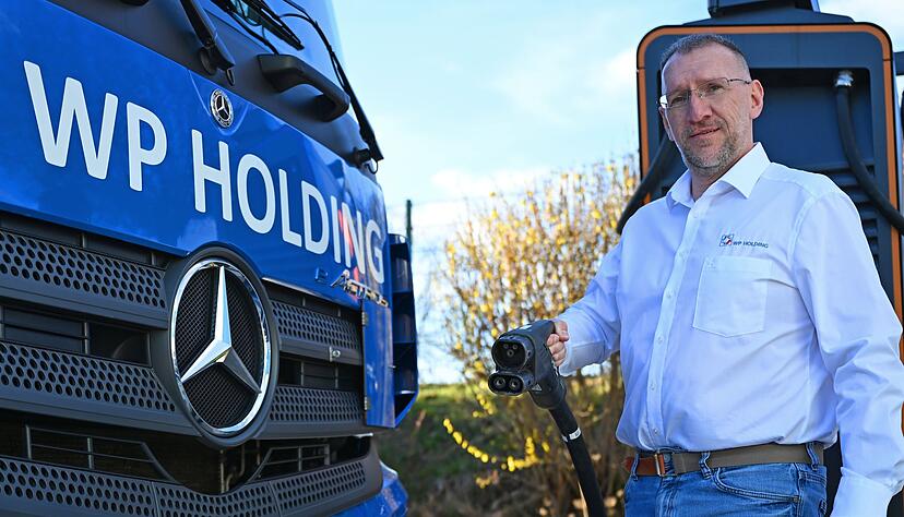 Mike Henniger leitet den Fuhrpark der WP Spedition in Zwickau. Seit einigen Jahren setzt er auch auf Elektro-Lkw. Geladen werden die Akkus vorrangig auf dem eigenen Firmengel&auml;nde.