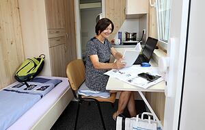 Klein, aber mein: Bett, Schrank, Küche, Bad, Stuhl und Tisch − das Minihaus hat alles, was der Mensch zum Wohnen braucht.
Fotos: Andreas Veigel Klein, aber mein: Bett, Schrank, Küche, Bad, Stuhl und Tisch − das Minihaus hat alles, was der Mensch zum Wohnen braucht.
Fotos: Andreas Veigel