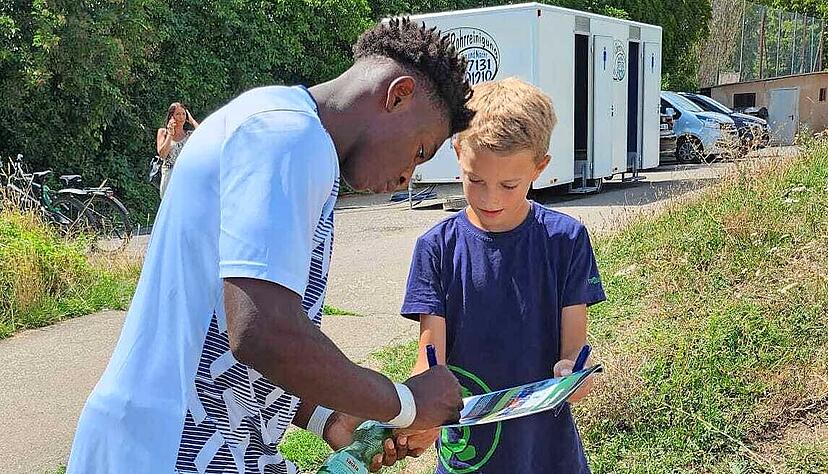 Der Hoffenheimer Emanuel Owen gibt &minus; ganz Profi &minus; einem jungen Fan beim U 17-Bundesliga-Cup das gew&uuml;nschte Autogramm.
Foto: Ben Ferdinand