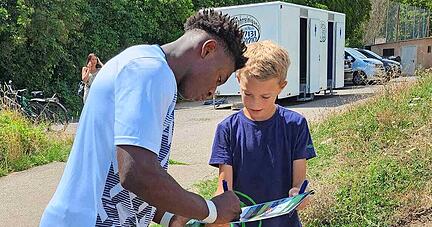 Der Hoffenheimer Emanuel Owen gibt &minus; ganz Profi &minus; einem jungen Fan beim U 17-Bundesliga-Cup das gew&uuml;nschte Autogramm.
Foto: Ben Ferdinand