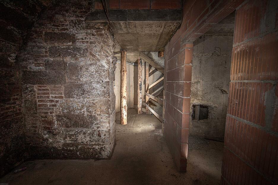 Zwei Stockwerke geht es nach unten. Zwei Stockwerke geht es nach unten.