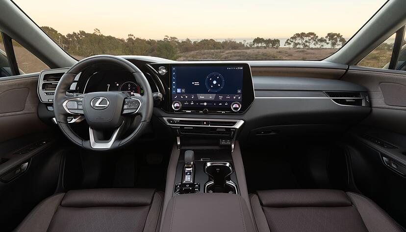 Einen Hyperscreen gibt es im Lexus RX 500 h nicht, daf&uuml;r aber einen gro&szlig;en Bildschirm und reichlich Taster. Die individuelle Tastenbelegung wird im Head-up-Display eingeblendet.