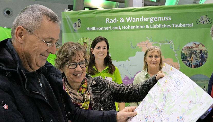 Heilbronn, Hohenlohe und das Taubertal sind auf der Spezialmesse für Fahrrad- und Wanderreisen in Halle 9 erstmals mit einem gemeinsamen Stand vertreten. Hier inspizieren Wolfgang und Gertrud Prinzing eine Radkarte für ihre nächste Tour, Magdalena Schmidt (daneben) berät sie.
Fotos: Ralf Reichert Heilbronn, Hohenlohe und das Taubertal sind auf der Spezialmesse für Fahrrad- und Wanderreisen in Halle 9 erstmals mit einem gemeinsamen Stand vertreten. Hier inspizieren Wolfgang und Gertrud Prinzing eine Radkarte für ihre nächste Tour, Magdalena Schmidt (daneben) berät sie.
Fotos: Ralf Reichert