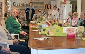 Morgendliche Runde in der Tagespflege: Nach schwerem Start hat sich das Angebot von Daniela Fusco (stehend, zweite von rechts) und ihrem Team etabliert. Foto: privat