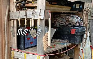 In diesem Regal sind Gartenger&auml;te in kindgerechter Gr&ouml;&szlig;e aufbewahrt.