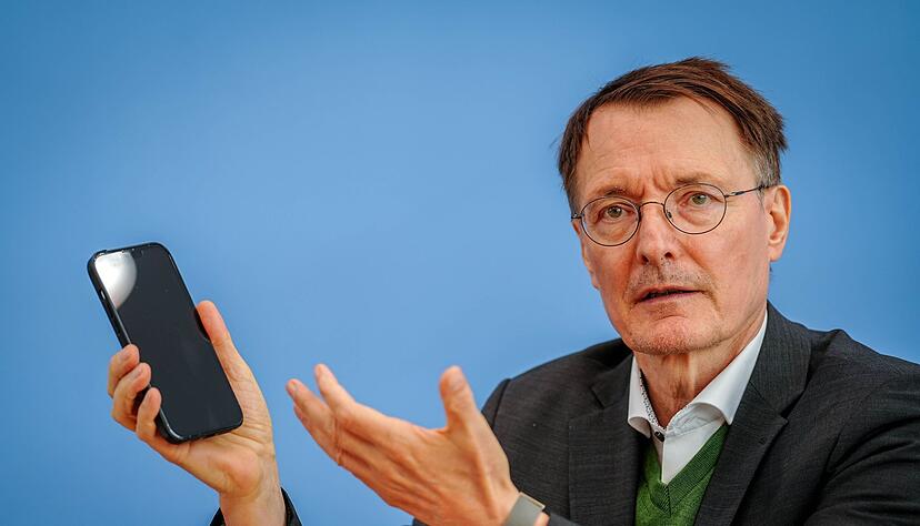 Gesundheitsminister Karl Lauterbach (SPD) wirbt f&uuml;r die elektronische Patientenakte. Versicherte sollen die Akte &uuml;ber eine App ihrer Krankenkasse auf dem Smartphone verwalten k&ouml;nnen. (Archivbild)