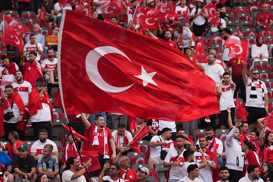 EM-Fans der Türkei schwenken Fahnen beim Viertelfinale