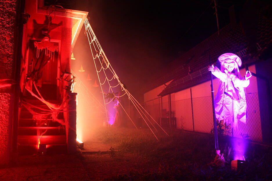 Beim Einsatz der Nebelwerfer wird die Halloween-Atmosphäre in Kirchhausen perfekt. Beim Einsatz der Nebelwerfer wird die Halloween-Atmosphäre in Kirchhausen perfekt.
