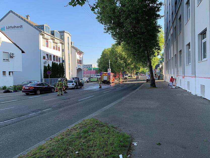 Feuerwehreinsatz wegen brennendem Fiat in der Urbanstra&szlig;e in Heilbronn.