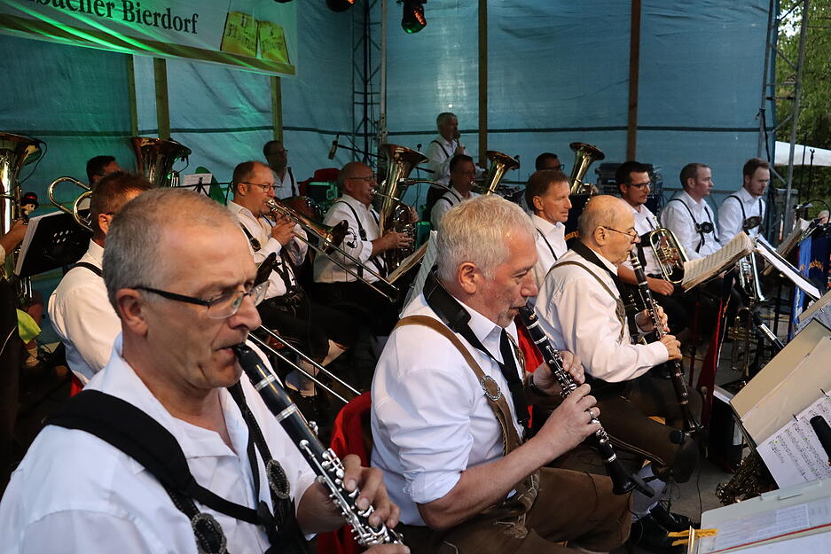 Gemeinde und Vereine laden ein zu zwei geselligen Abenden rund um das Rathaus am Freitag und Samstag, 12. und 13. September.
