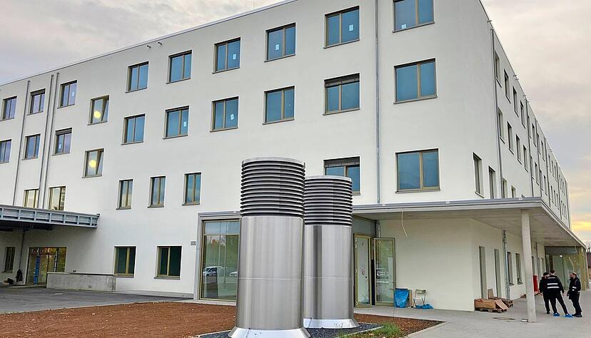 Der Neubau des Hohenloher Krankenhauses in &Ouml;hringen soll bis 25. Juli so weit fertiggestellt sein, dass sich die B&uuml;rger beim Tag der offenen T&uuml;r ein erstes Bild von dem Geb&auml;ude machen k&ouml;nnen. Der Betrieb soll am 1. Oktober starten.